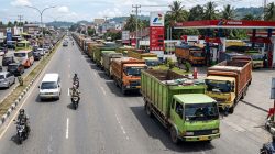 Truk dan Kendaraan Besar Antre di SPBU Hingga Makan Badan Jalan, Ancam Keselamatan Pengguna Jalan