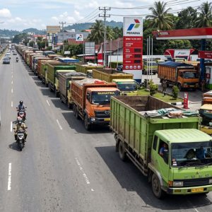 Truk dan Kendaraan Besar Antre di SPBU Hingga Makan Badan Jalan, Ancam Keselamatan Pengguna Jalan