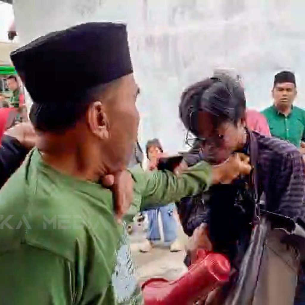 Aksi 6 Suku Lubuk Kilangan Memanas Saat Penggembokan, Edhi Rosa Diduga Dipukul