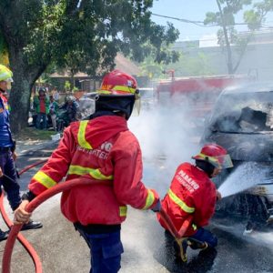 Honda Freed Terbakar di Depan McD Padang, Asap Tebal Hebohkan Jalan Ahmad Yani