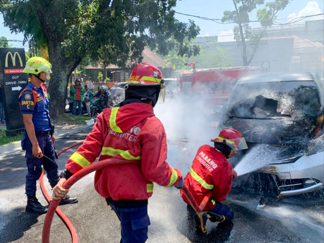 Honda Freed Terbakar di Depan McD Padang, Asap Tebal Hebohkan Jalan Ahmad Yani