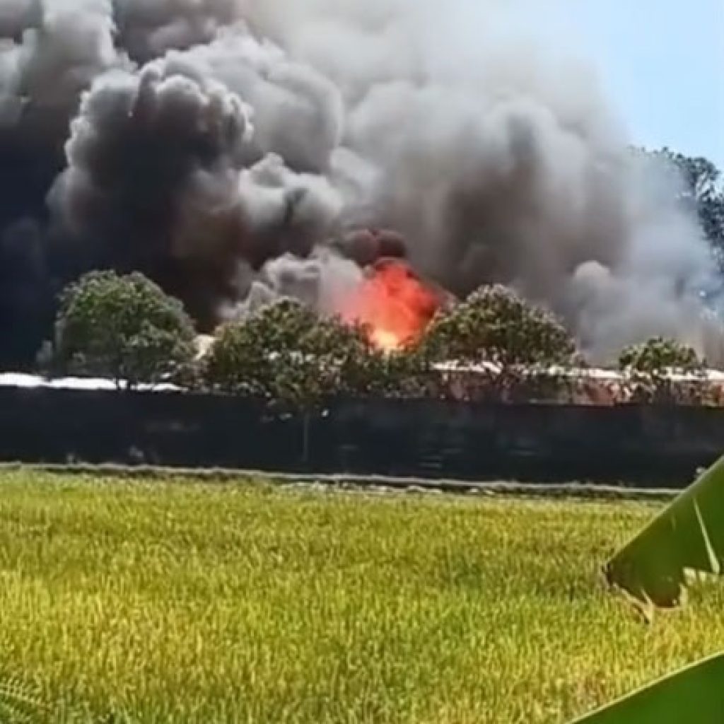 Kebakaran Pabrik Triplek di Kuningan Picu Asap Hitam Pekat, Damkar Langsung Bergerak ke Lokasi
