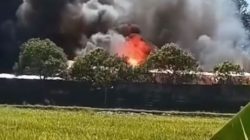 Kebakaran Pabrik Triplek di Kuningan Picu Asap Hitam Pekat, Damkar Langsung Bergerak ke Lokasi