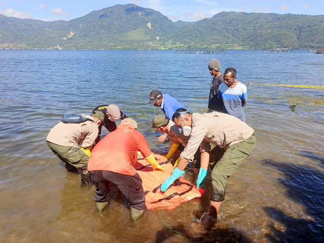 Mayat Tanpa Identitas Ditemukan Mengapung di Danau Singkarak, Tim SAR Gabungan Langsung Evakuasi
