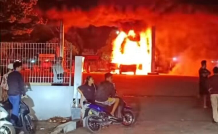 SPBU Jalan Kulim Pekanbaru Terbakar Saat Mobil Isi BBM, Satu Kijang LGX Hangus