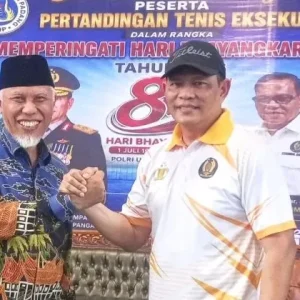 Tenis Eksekutif Resmi Dibuka Kapolda Sumbar, Gubernur Saksikan Laga Eksibisi yang Perkuat Sinergi