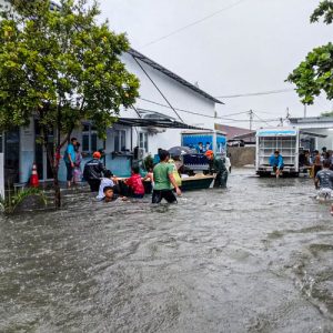 Banjir di Kota Padang Berangsur Surut, Warga Mulai Kembali ke Rumah dan Bersihkan Lingkungan