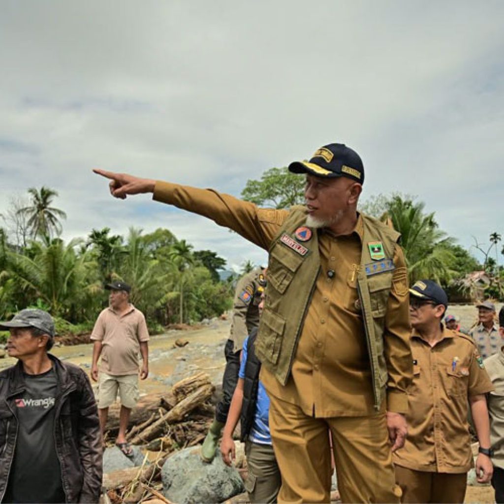 Banjir di Kota Padang Rendam Belasan Titik, Gubernur Mahyeldi Instruksikan Alat Berat Segera Turun