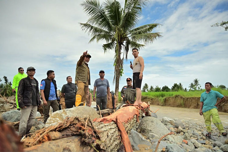 Banjir di Kota Padang Rendam Belasan Titik, Gubernur Mahyeldi Instruksikan Alat Berat Segera Turun
