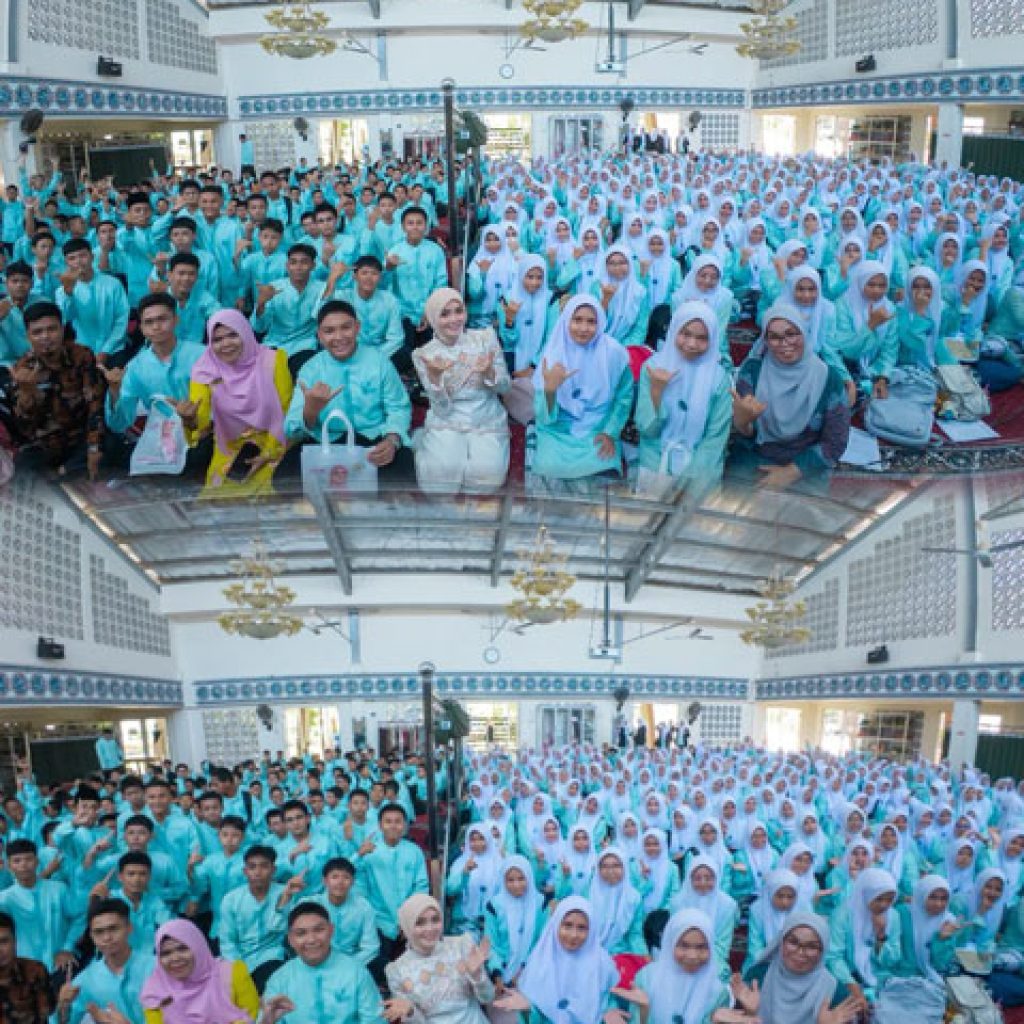 Cerint Iralloza Motivasi Ratusan Siswa SMAN 1 Padang Jadi Pemimpin Berkarakter