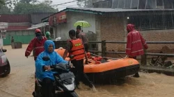 Ditsamapta Polda Sumbar Evakuasi Warga Terdampak Banjir di Kota Padang Saat Hujan Deras