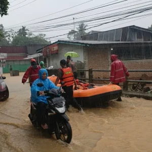 Ditsamapta Polda Sumbar Evakuasi Warga Terdampak Banjir di Sejumlah Titik Kota Padang