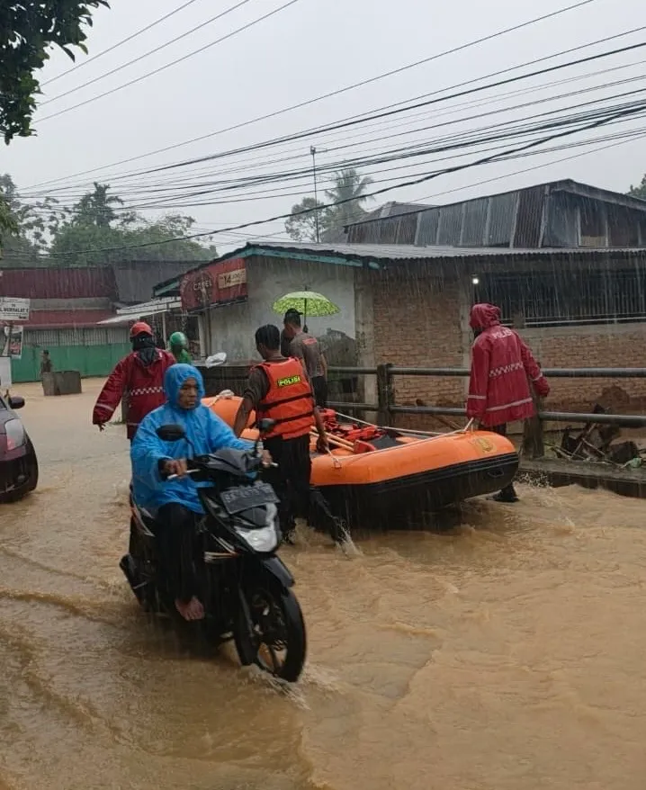 Ditsamapta Polda Sumbar Evakuasi Warga Terdampak Banjir di Kota Padang Saat Hujan Deras