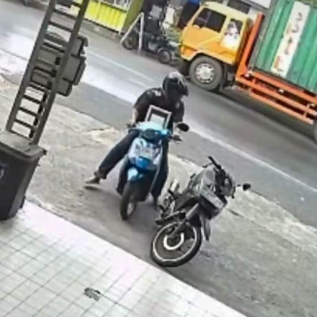 Pencurian Kotak Amal PMI di Aciak Mart kota Padang Terekam CCTV, Pelaku Masih Dicari