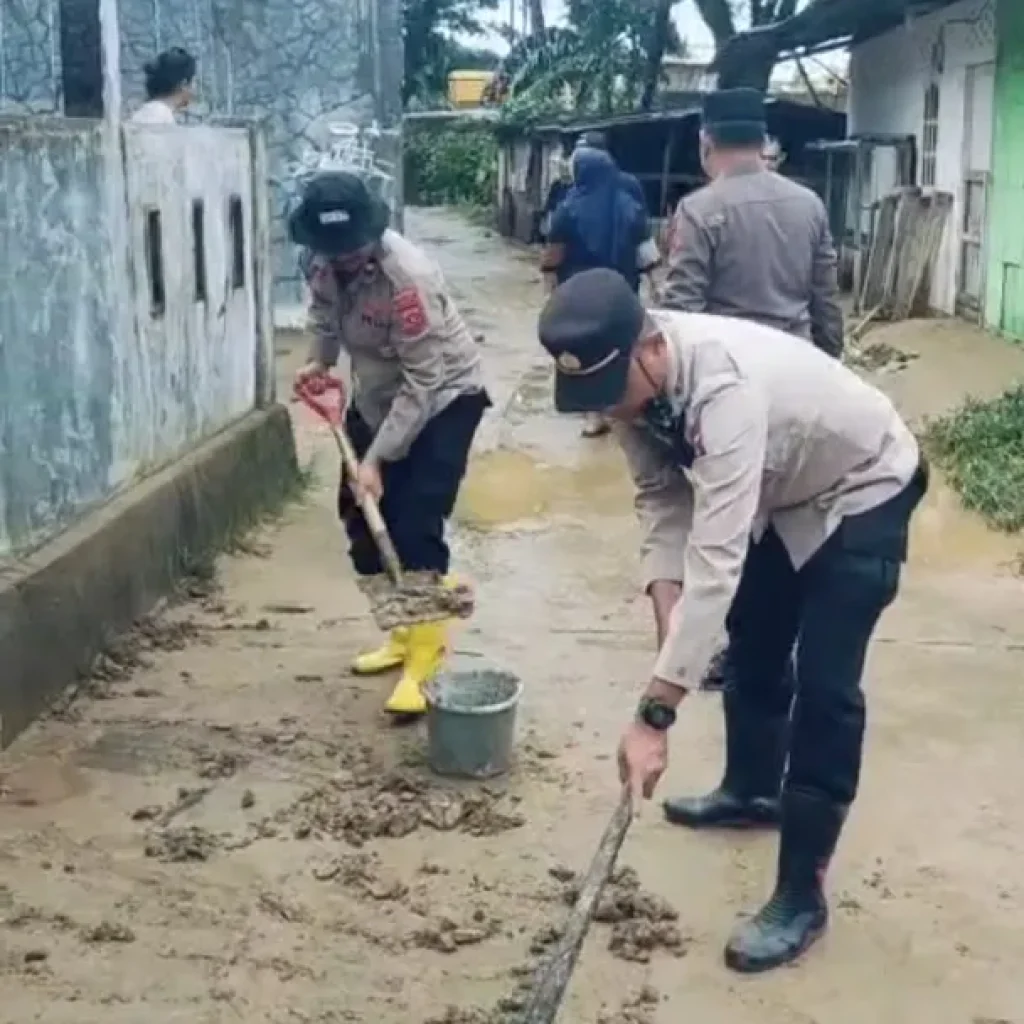 Personel Polresta Padang Bersihkan Sisa Material Banjir di Bungus dan Surau Gadang, Akses Warga Kembali Dibuka