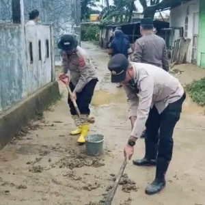 Personel Polresta Padang Bersihkan Sisa Material Banjir di Bungus dan Surau Gadang, Akses Warga Kembali Dibuka