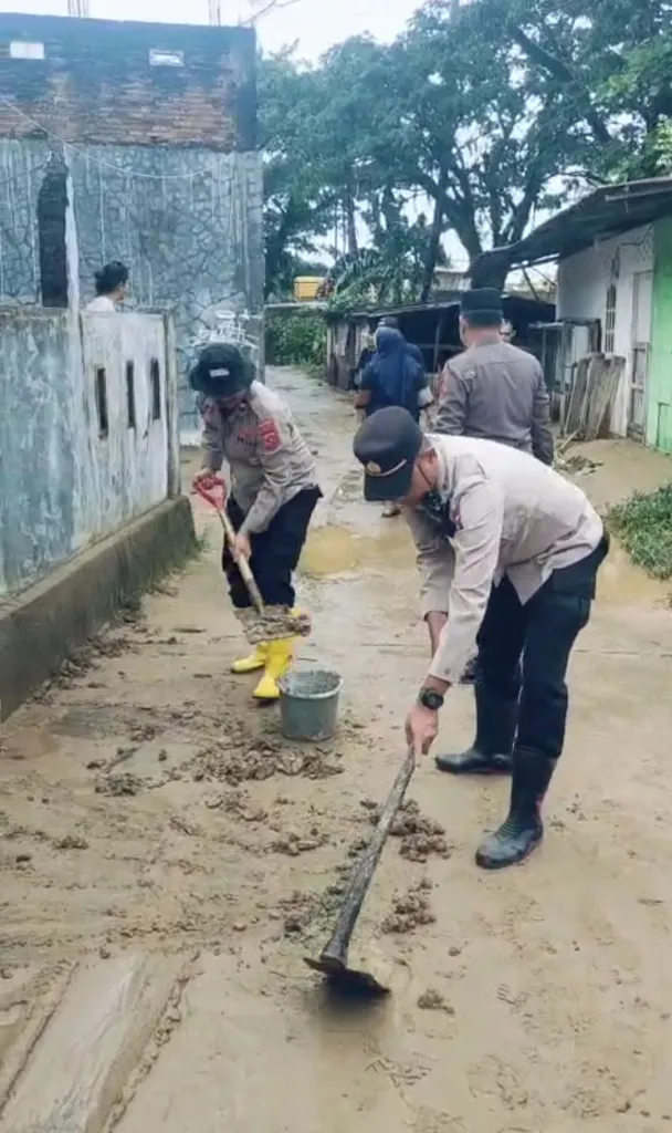 Personel Polresta Padang Bersihkan Sisa Material Banjir di Bungus dan Surau Gadang, Akses Warga Kembali Dibuka