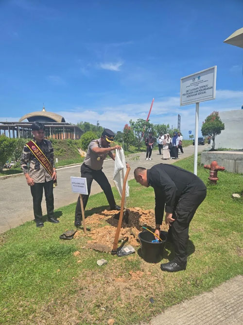 Polda Sumbar Tanam 1.156 Pohon Saat Hardiknas 2026 Wujudkan Kampus Hijau dan Lingkungan Lestari
