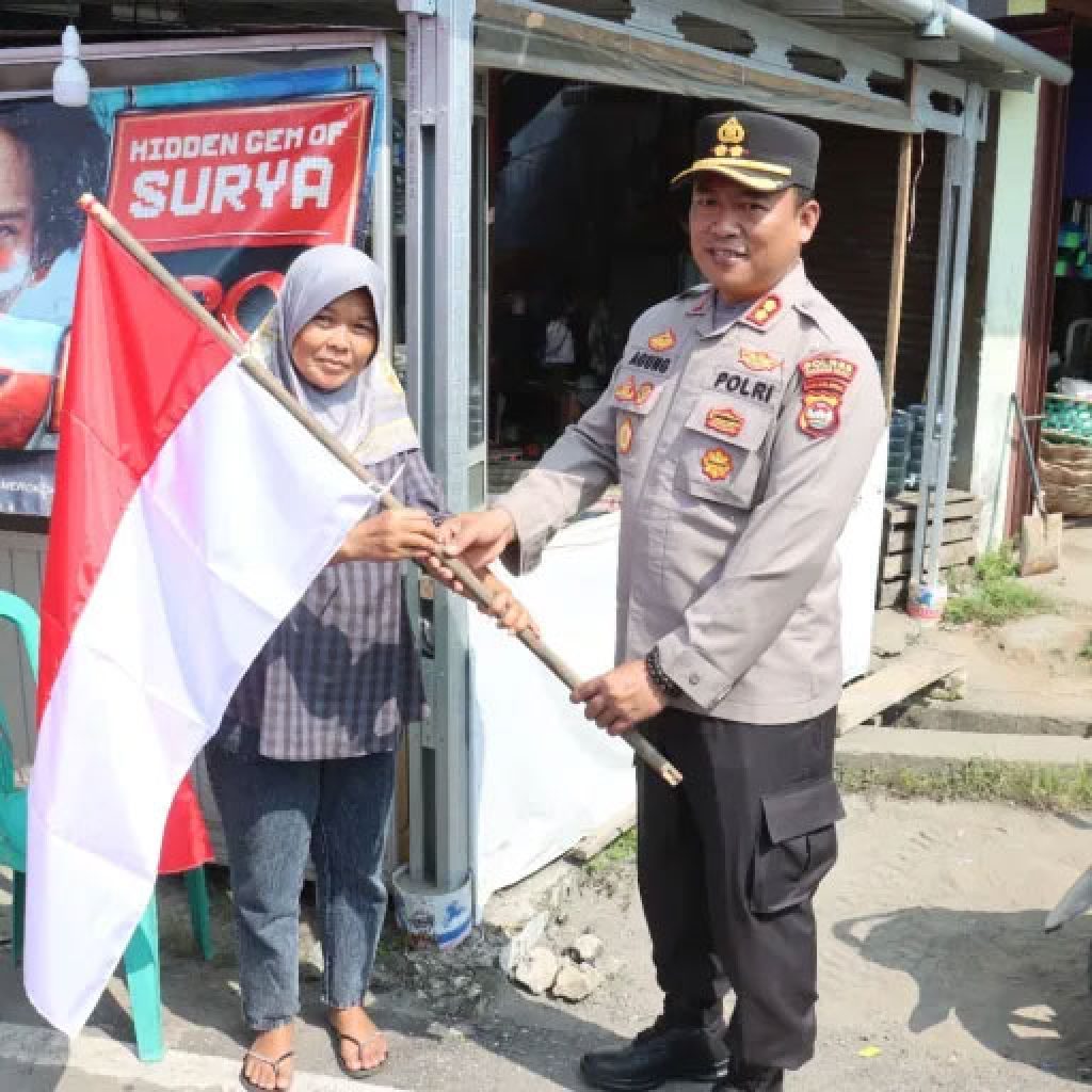 Polres Pasaman Barat Bagikan Ribuan Bendera Merah Putih Jelang HUT RI ke-81