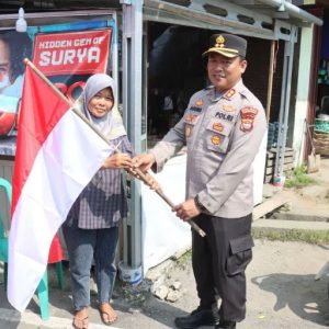 Polres Pasaman Barat Bagikan Ribuan Bendera Merah Putih Jelang HUT RI ke-81