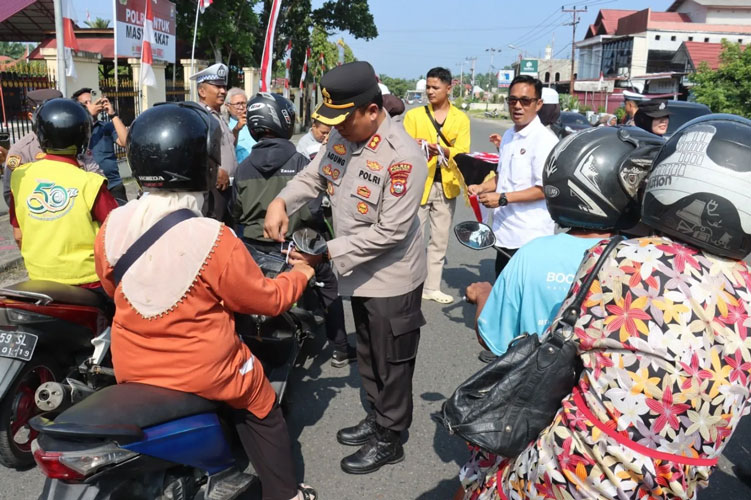 Polres Pasaman Barat Bagikan Ribuan Bendera Merah Putih Jelang HUT RI ke-81