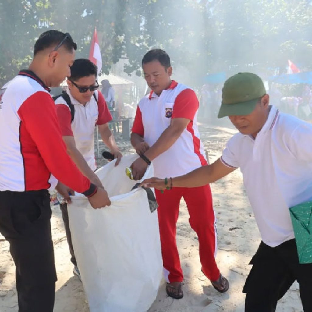 Polres Pasaman Barat Bersihkan Pantai Pulau Pigago Jelang HUT RI ke-81