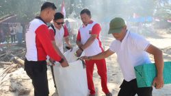Polres Pasaman Barat Bersihkan Pantai Pulau Pigago Jelang HUT RI ke-81