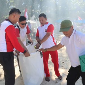 Polres Pasaman Barat Bersihkan Pantai Pulau Pigago Jelang HUT RI ke-81