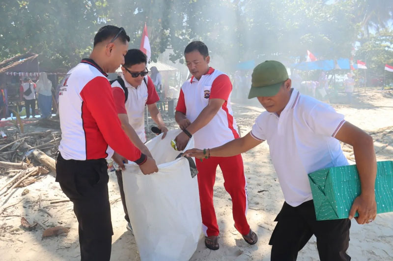 Polres Pasaman Barat Bersihkan Pantai Pulau Pigago Jelang HUT RI ke-81