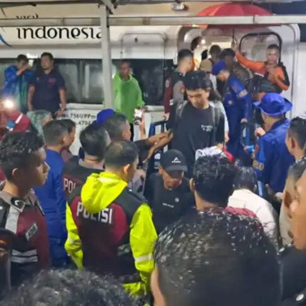 Ratusan Penumpang Mentawai Fast Dievakuasi Ditsamapta Polda Sumbar Setelah Kapal Mati Mesin