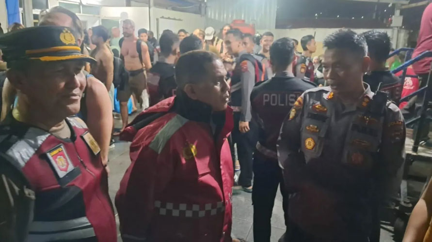 Ratusan Penumpang Mentawai Fast Dievakuasi Ditsamapta Polda Sumbar Setelah Kapal Mati Mesin