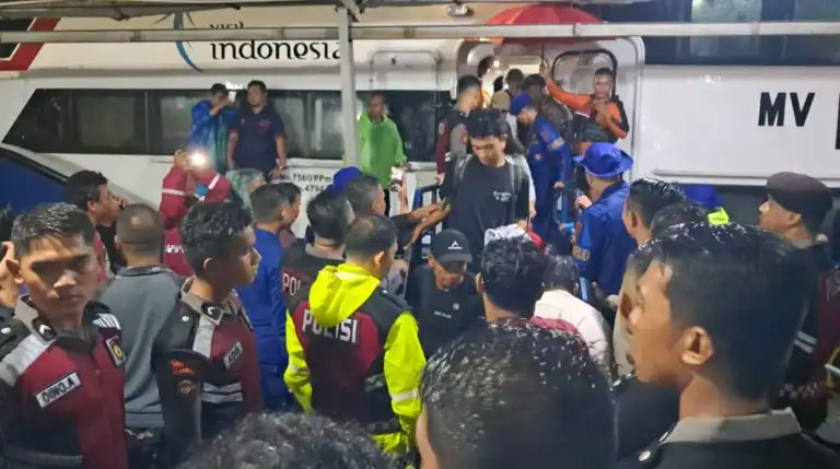 Ratusan Penumpang Mentawai Fast Dievakuasi Ditsamapta Polda Sumbar Setelah Kapal Mati Mesin
