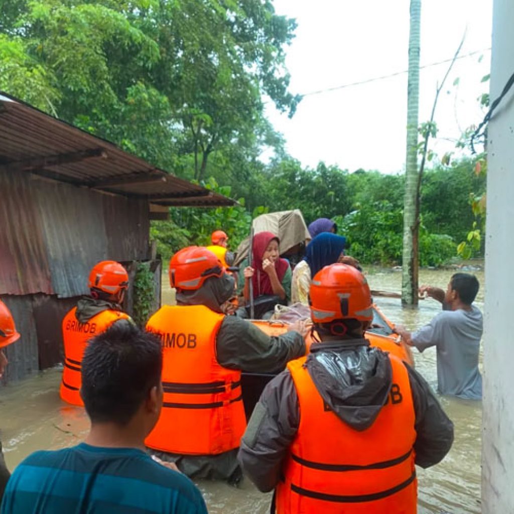 Satbrimob Polda Sumbar Evakuasi Warga Terjebak Banjir di Aia Pacah Saat Hujan Deras Landa Padang