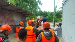 Satbrimob Polda Sumbar Evakuasi Warga Terjebak Banjir di Aia Pacah Saat Hujan Deras Landa Padang