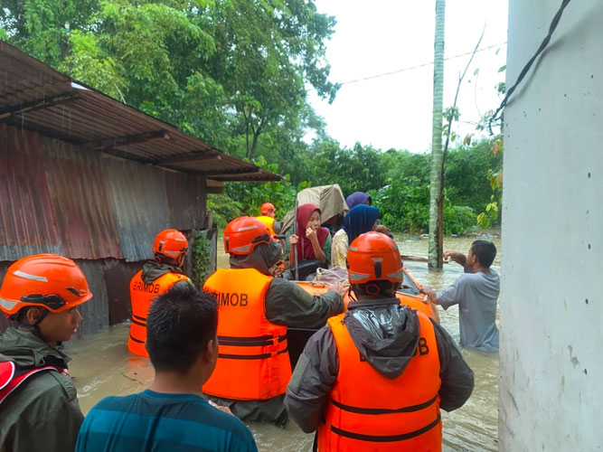 Satbrimob Polda Sumbar Evakuasi Warga Terjebak Banjir di Aia Pacah Saat Hujan Deras Landa Padang