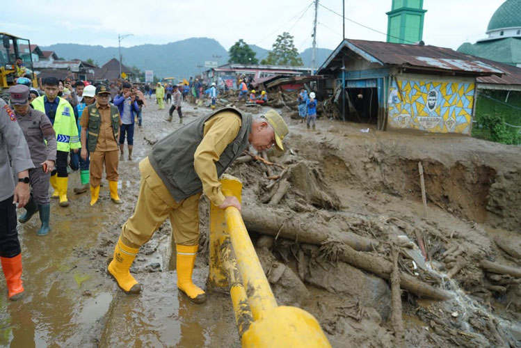 Banjir Bandang Solok, Mahyeldi Fokus Selamatkan Warga dan Pulihkan Wilayah Terdampak