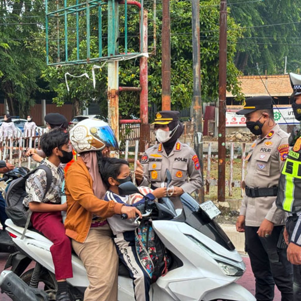 Polda Sumbar Bagikan Masker di Padang, Warga Diimbau Waspadai Kualitas Udara