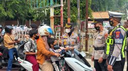 Polda Sumbar Bagikan Masker di Padang, Warga Diimbau Waspadai Kualitas Udara