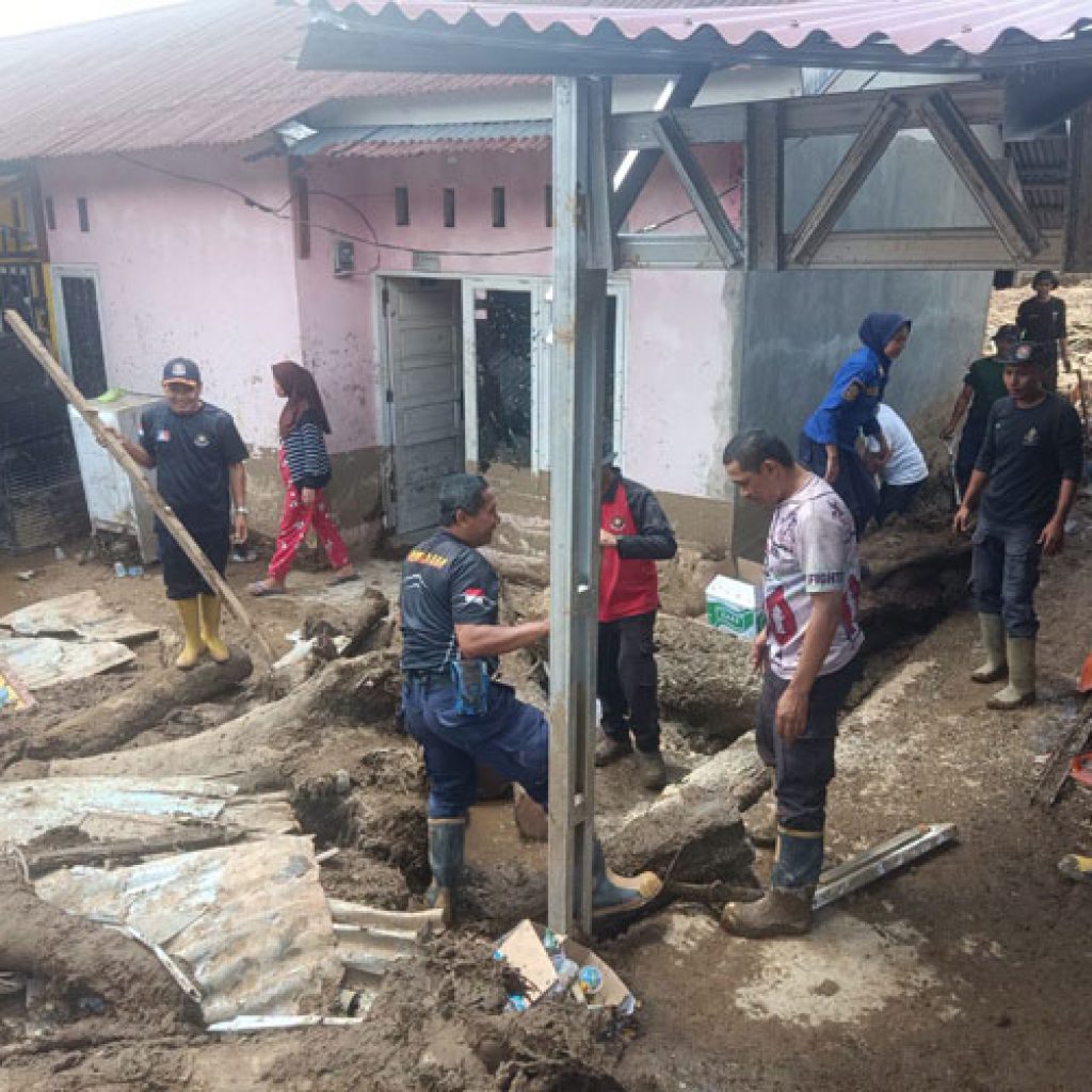 Satpol PP Damkar Padang Panjang Bantu Pemulihan Pascabencana di Kabupaten Solok