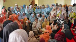 Bupati Annisa Salurkan Bantuan Permakanan Ibu Hamil di Dharmasraya Cegah Stunting