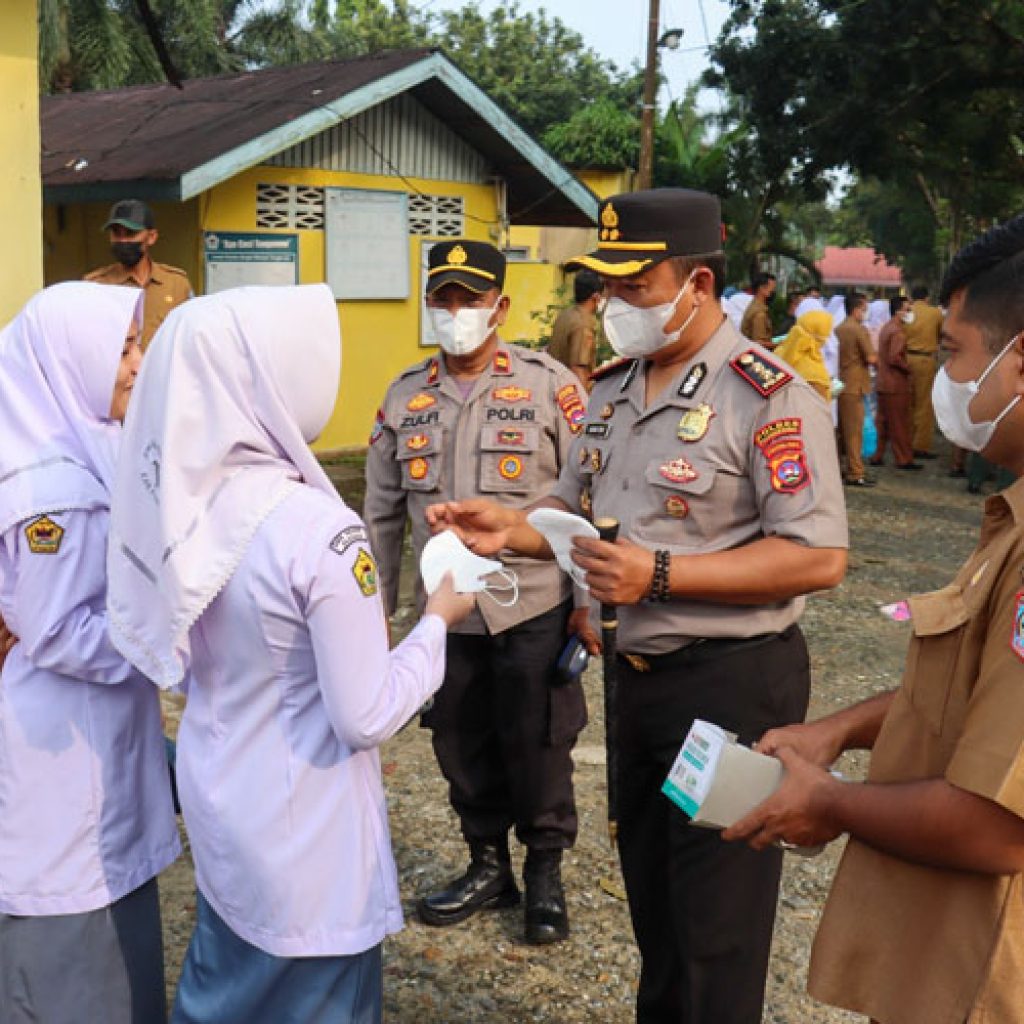 Cegah Dampak Kabut Asap, Polres Pasaman Barat dan Bupati Bagikan Masker Gratis di SMAN 1 Pasaman