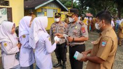 Cegah Dampak Kabut Asap, Polres Pasaman Barat dan Bupati Bagikan Masker Gratis di SMAN 1 Pasaman