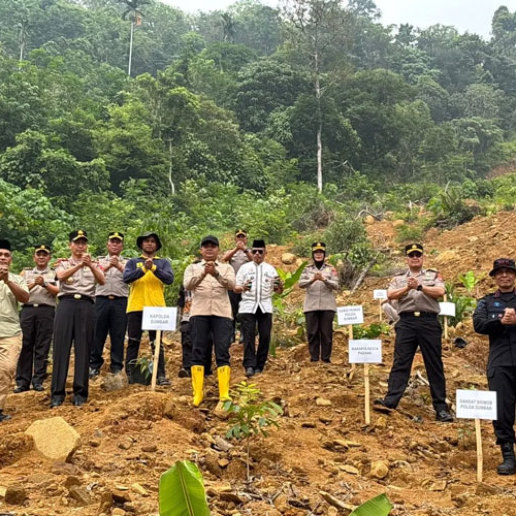 Kapolda Sumbar Tanam Pohon di Kuranji, Ajak Warga Cegah Longsor Lewat Green Policing