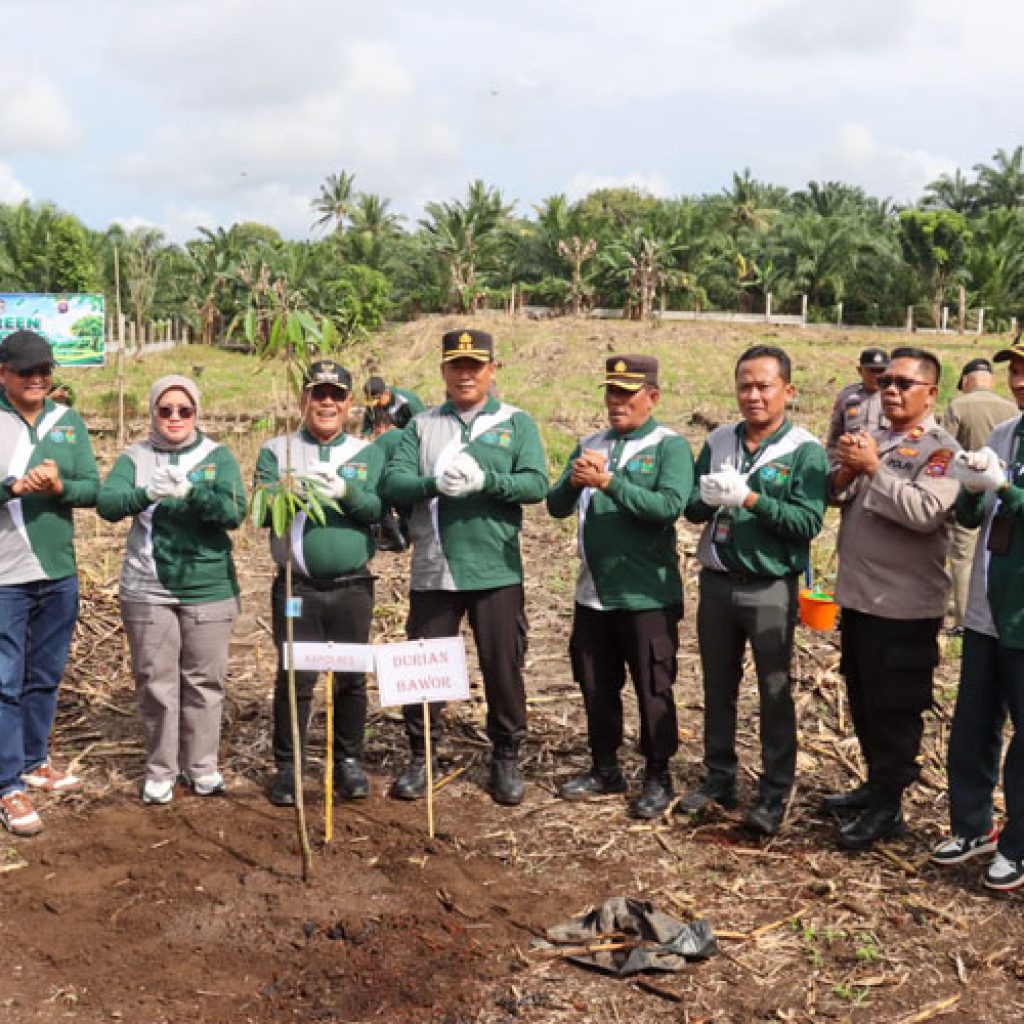 Kapolres Pasaman Barat Dukung Green Policing, Tanam Pohon Bersama Forkopimda di Padang Tujuh