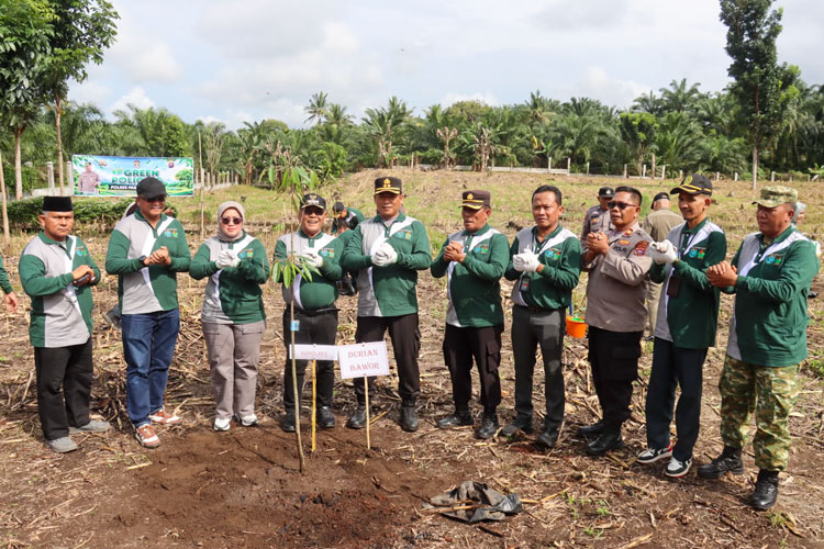 Kapolres Pasaman Barat Dukung Green Policing, Tanam Pohon Bersama Forkopimda di Padang Tujuh