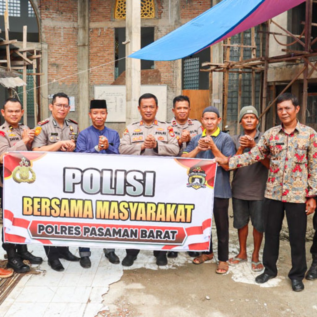 Kapolres Pasaman Barat Gotong Royong Bangun Masjid Al Mukminin dan Salurkan Bantuan Material