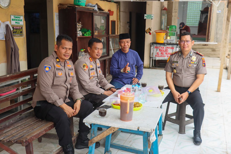 Kapolres Pasaman Barat Gotong Royong Bangun Masjid Al Mukminin dan Salurkan Bantuan Material