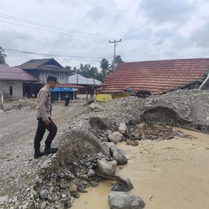 Kapolsek Tanjung Raya Pantau Langsung Kondisi Pascabanjir Bancah Maninjau Agam