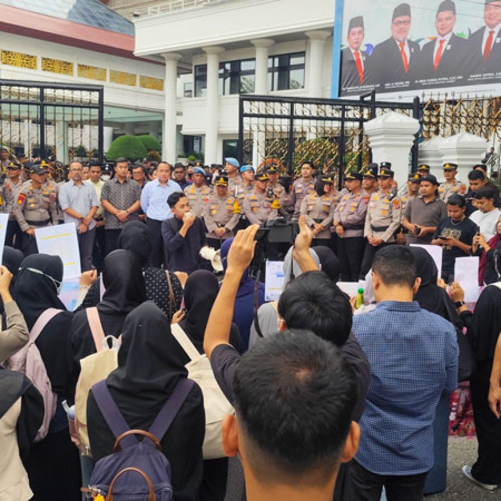 Mahasiswa BEM SI Sumbar Gelar Demo di DPRD, Tolak Krisis Iklim dan Tuntut Keadilan untuk Rakyat