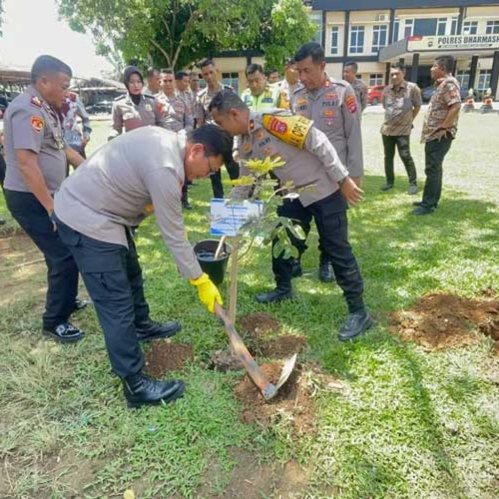 Polres Dharmasraya dan Karo Ops Polda Sumbar Tanam Pohon Kelengkeng, Dukung Program Green Policing